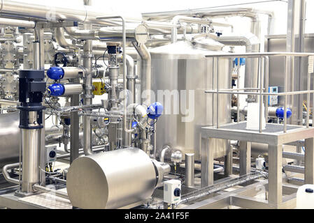 Innenraum einer Industrieanlage - Rohrleitungen, Behälter für die Lagerung Stockfoto