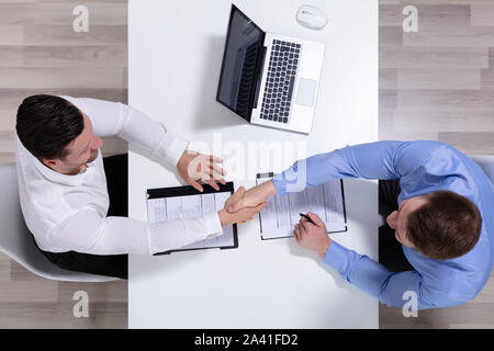 Zwei zuversichtlich Business Männer Hände schütteln Nach Beendigung der Sitzung im Büro Stockfoto