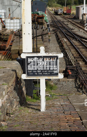 Rechte der Art und Weise handeln 1932 Warnschild an der Bala Lake Railway in Llanuwchllyn Station North Wales Stockfoto