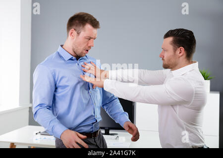 Zwei Verärgerte Junge Unternehmer streiten Miteinander kämpfen Im Büro Stockfoto