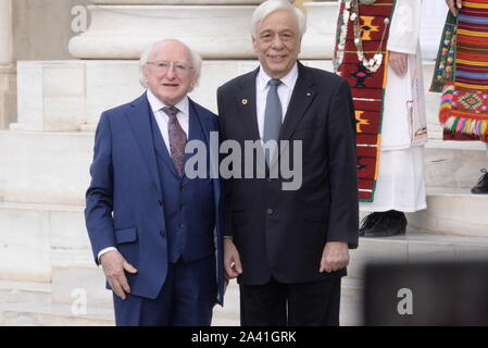 Athen, Griechenland. 11 Okt, 2019. Präsident von Irland Michael D. Higgins (links) und der Präsident der Republik Griechenland Prokopis Pavlopoulos (rechts) in der 15. Tagung der Staats- und Regierungschefs der Arraiolos Gruppe. (Foto von Dimitrios Karvountzis/Pacific Press) Quelle: Pacific Press Agency/Alamy leben Nachrichten Stockfoto