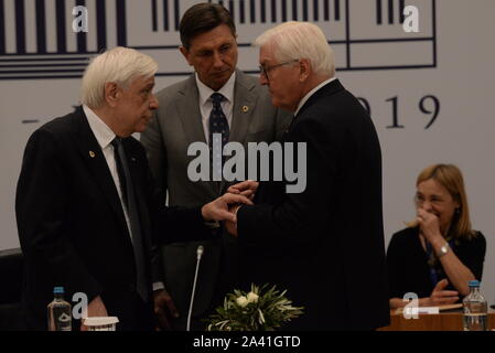 Athen, Griechenland. 11 Okt, 2019. Präsident der Republik Griechenland Prokopis Pavlopoulos (links), Präsident von Slowenien Borut Paho (Mitte) und der Präsident der Bundesrepublik Deutschland Frank Walter Steinmeier in der 15. Tagung der Staats- und Regierungschefs der Arraiolos Gruppe. (Foto von Dimitrios Karvountzis/Pacific Press) Quelle: Pacific Press Agency/Alamy leben Nachrichten Stockfoto