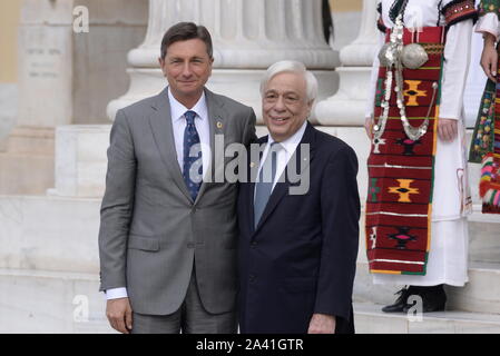 Athen, Griechenland. 11 Okt, 2019. Präsident von Slowenien Borut Pahor (links) und der Präsident der Republik Griechenland Prokopis Pavlopoulos (rechts) in der 15. Tagung der Staats- und Regierungschefs der Arraiolos Gruppe. (Foto von Dimitrios Karvountzis/Pacific Press) Quelle: Pacific Press Agency/Alamy leben Nachrichten Stockfoto