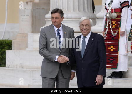 Athen, Griechenland. 11 Okt, 2019. Präsident von Slowenien Borut Pahor (links) und der Präsident der Republik Griechenland Prokopis Pavlopoulos (rechts) in der 15. Tagung der Staats- und Regierungschefs der Arraiolos Gruppe. (Foto von Dimitrios Karvountzis/Pacific Press) Quelle: Pacific Press Agency/Alamy leben Nachrichten Stockfoto