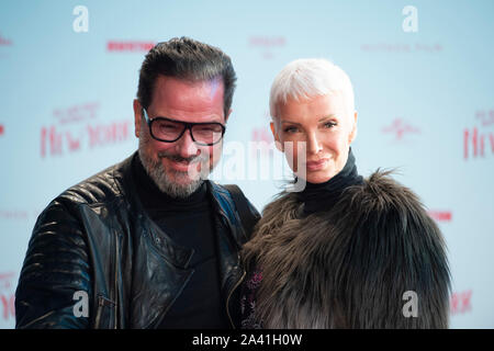 Alex JOLIG mit Frau Britt, Roter Teppich, roten Teppich zeigen, Ankunft, Ankunft, Premiere für den Film, den ich WAR NOCH NIE IN NEW YORK, 09.10.2019 in Köln | Verwendung weltweit Stockfoto