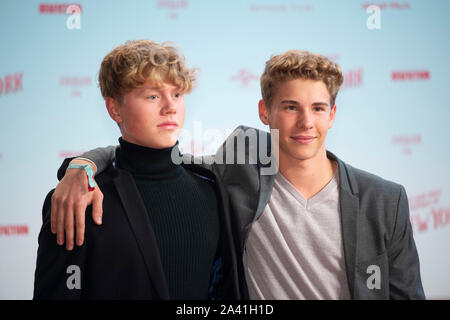 Philip Noah SCHWARZ, Schauspieler, rechts, Bela WIERTZ, Schauspieler, roter Teppich, roten Teppich zeigen, Ankunft, Ankunft, Premiere des Films WAR ICH NOCH NIE IN NEW YORK, 09.10.2019 in Köln | Verwendung weltweit Stockfoto