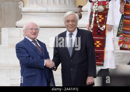 Athen, Griechenland. 11 Okt, 2019. Präsident von Irland Michael D. Higgins (links) und der Präsident der Republik Griechenland Prokopis Pavlopoulos (rechts) in der 15. Tagung der Staats- und Regierungschefs der Arraiolos Gruppe. (Foto von Dimitrios Karvountzis/Pacific Press) Quelle: Pacific Press Agency/Alamy leben Nachrichten Stockfoto