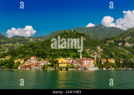 Bunte Varenna Stadt aus dem Comer See, Lombardei, Italien gesehen Stockfoto