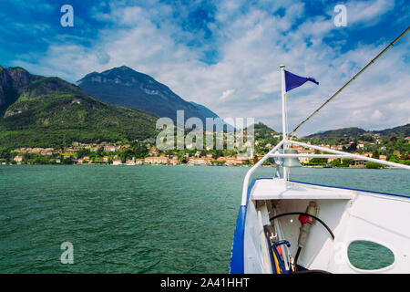 Menaggio Stadt von der Fähre auf dem Comer See, Lombardei, Italien gesehen Stockfoto