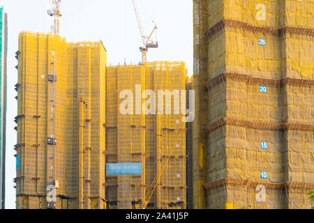 Ansicht der neuen dichten städtischen Hochhaus Apartment Gebäude in LOHAS Park neue Wohnsiedlung in New Territories von Hong Kong, China. Stockfoto