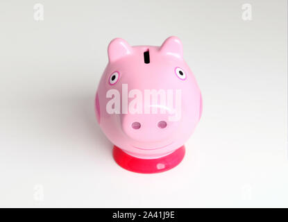 Nette's rosa Kind Sparschwein aus China in Form von Schweinen Kopf auf weißem Hintergrund Stockfoto