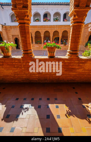 Franziskaner Kloster von Santa Maria de La Rábida. Mudejar Stil Kreuzgang, Palos de la Frontera. Der Provinz Huelva. Südlichen Andalusien, Spanien. Europa Stockfoto