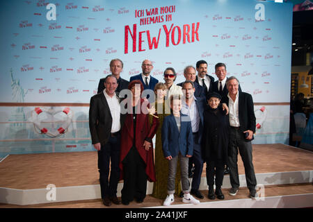 Köln, Deutschland. 09 Okt, 2019. Die Schauspieler Heike Makatsch, Moritz Bleibtreu, Katharina Thalbach, Uwe Ochsenknecht, Michael Ostrowski, Pasquale Aleardi, Marlon SCHRAMM, Mat Schuh, Stefan Kurt, Direktor Philipp STOELZL, STOLZL und die Produzenten Regina Ziegler, Nico Hofmann, Christoph Mueller, MULLER, Roter Teppich, roten Teppich zeigen, Ankunft, Ankunft, Premiere für den Film ICH WAR NIE IN NEW YORK, 09.10.2019 in Köln | Verwendung der weltweiten Kredit: dpa/Alamy leben Nachrichten Stockfoto