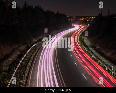 Der Verkehr auf der Autobahn bei Nacht Stockfoto