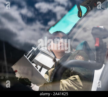 (191028) - LHASA, Oktober 11, 2019 (Xinhua) - Jianre Yixi bereitet ein Hubschrauber im Südwesten Chinas Tibet autonomen Region, Aug 7, 2019 zu fliegen. Das Qinghai-Tibet Plateau war einst als "no-fly zone" bekannt und es war äußerst schwierig, Hubschrauber fliegen. Jetzt, nach professionelle und intensive Ausbildung, die erste Reihe der jungen Tibeter zivile Hubschrauber zum Mt geflogen ist. Qomolangma Base Camp. Jianre Yixi wird von einem verarmten Hirt Familie in Damxung County, Tibet. 2016 Jianre Yixi, Studentin an der Lhasa Nr. 2 berufsbildenden und technischen Schulen, einen Anruf erhalten. t Stockfoto