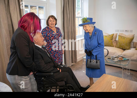 Queen Elizabeth II erfüllt Veteran Alan Spencer als Sie besuche Haig Gehäuse Vertrauen, Morden, South London, die Entwicklung des neuen Gehäuses offiziell um die Streitkräfte Veteranen und die Ex-service Community öffnen. Stockfoto