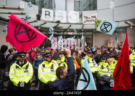 London, Großbritannien. 11. Oktober, 2019. Klima Aktivisten vor dem Aussterben Rebellion Block der Haupteingang des neuen BBC Broadcasting House am fünften Tag der Internationalen Rebellion Proteste. Sie forderten, dass der Fernsehveranstalter "Sag die Wahrheit" in Bezug auf die Klima Notfall. Credit: Mark Kerrison/Alamy leben Nachrichten Stockfoto