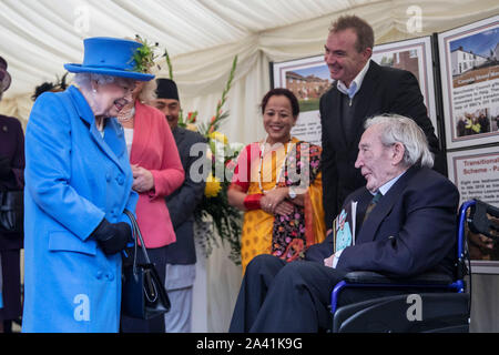 Königin Elizabeth II. Trifft sich mit 100 Jahre alten Dambuster veteran Ken Souter (rechts), als sie Besuche Haig Gehäuse Vertrauen, Morden, South London, die Entwicklung des neuen Gehäuses offiziell um die Streitkräfte Veteranen und die Ex-service Community öffnen. Stockfoto