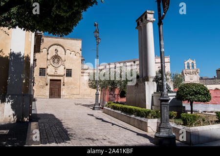 Piazza Vittorio Veneto, Materdomini alten Glockenturm und hypogeum Platz in der Altstadt von Matera, Weltkulturerbe der UNESCO, der Europäischen Kulturhauptstadt 2019 Stockfoto