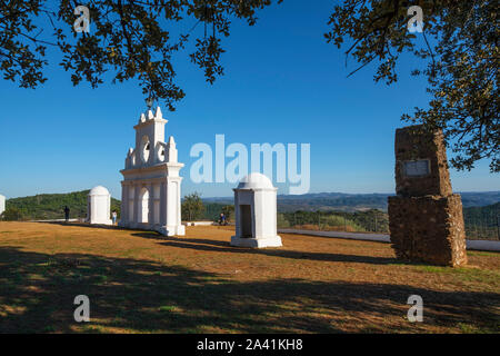 Glockenturm am Arias Montano rock, Sierra de Aracena und Picos de Aroche Naturpark, Alajar. Der Provinz Huelva. Südlichen Andalusien, Spanien. Europa Stockfoto