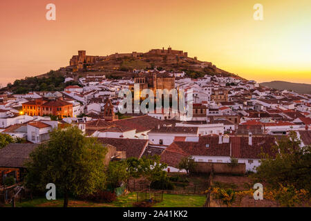 Herrlichen Blick auf den Sonnenuntergang von Aracena. Sierra de Aracena und Picos de Aroche Naturpark. Der Provinz Huelva. Südlichen Andalusien, Spanien. Europa Stockfoto