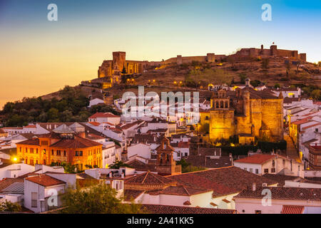 Herrlichen Blick auf den Sonnenuntergang von Aracena. Sierra de Aracena und Picos de Aroche Naturpark. Der Provinz Huelva. Südlichen Andalusien, Spanien. Europa Stockfoto