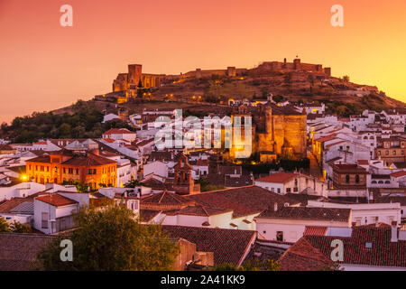 Herrlichen Blick auf den Sonnenuntergang von Aracena. Sierra de Aracena und Picos de Aroche Naturpark. Der Provinz Huelva. Südlichen Andalusien, Spanien. Europa Stockfoto