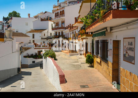 Typische Straße in den weißen Dorf Almáchar, Axarquia Berge. Provinz Malaga. Südlichen Andalusien, Spanien. Europa Stockfoto