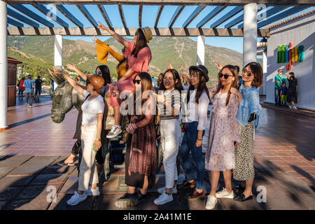 Chinesische Touristen, die ein Bild in der typischen donkey Taxi, weißen Dorf Mijas Pueblo. Provinz Malaga, Costal del Sol. Andalusien, südlichen Spai Stockfoto