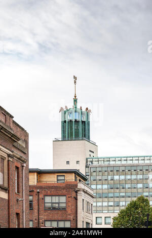 Newcastle Civic Center überragt andere Gebäude in Newcastle upon Tyne, Tyne und Wear, England, Großbritannien Stockfoto