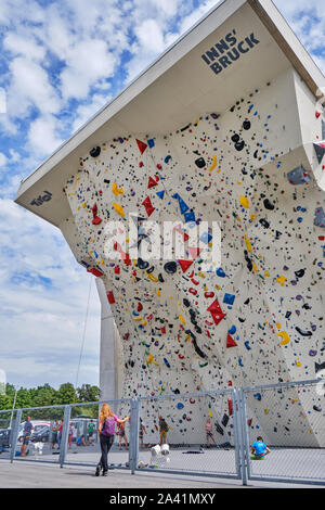 Innsbruck, Österreich - 19 August 2019: Kletterzentrum Kletterzentrum Innsbruck (Innsbruck) außerhalb führen Kletterwand - Vertikal. Stockfoto