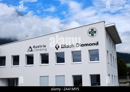 Innsbruck, Österreich - 19 August 2019: Österreich Klettern Gebäude mit Black Diamond logo Kletterzentrum Kletterzentrum Innsbruck (Innsbruck), Cloud Stockfoto