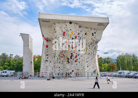 Innsbruck, Österreich - 19 August 2019: Kletterzentrum Kletterzentrum Innsbruck (Innsbruck) Main Lead Kletterwand, außerhalb der Turnhalle - Frontalansicht auf Stockfoto