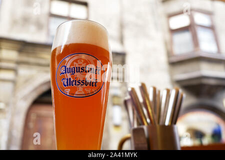 Innsbruck, Österreich - 19 August 2019: Glas Augustiner Weißbier auf dem Tisch, im historischen Zentrum. Stockfoto