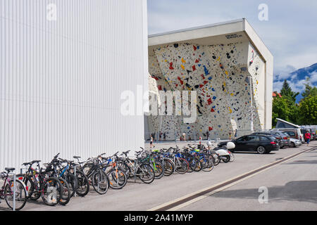 Innsbruck, Österreich - 19 August, 2019: Zeile der Fahrräder, die zu Kletterzentrum Kletterzentrum Innsbruck geparkt (Innsbruck), in der Nähe der Außen Schwierigkeitsklettern w Stockfoto