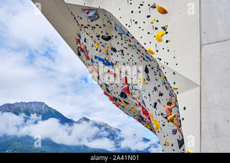 Innsbruck, Österreich - 19 August 2019: Athleten Training am Kletterzentrum Kletterzentrum Innsbruck (Innsbruck) auf der Außenseite überhang Schwierigkeitsklettern Stockfoto