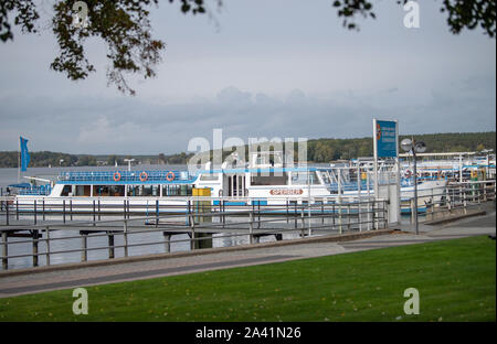 Berlin, Deutschland. 09 Okt, 2019. Ausflugsboote sind am Wannsee Liegeplatz zur Verfügung. Credit: Monika Skolimowska/dpa-Zentralbild/ZB/dpa/Alamy leben Nachrichten Stockfoto