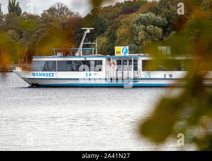 Berlin, Deutschland. 09 Okt, 2019. Ein BVG-Fähre überquert den Wannsee. Credit: Monika Skolimowska/dpa-Zentralbild/ZB/dpa/Alamy leben Nachrichten Stockfoto