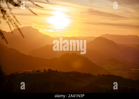 Sonnenuntergang in den österreichischen Alpen - Panorama Blick von Donnerkogel, die mit den Schichten der Berge Gipfel und Grate im warmen Abendlicht glühen. Stockfoto