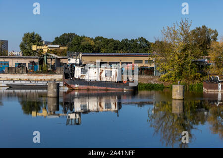 Blick auf einem rostigen Schiff auf der Elbe (Labe) Fluss in Pardubice, Tschechische Republik. Stockfoto