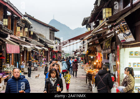 Einkaufsstraße in der Alten Stadt Qingyan, einer der Top 4 berühmten alten Städten und beliebten destinaton in der Provinz Guizhou, China. Das alte zu Stockfoto