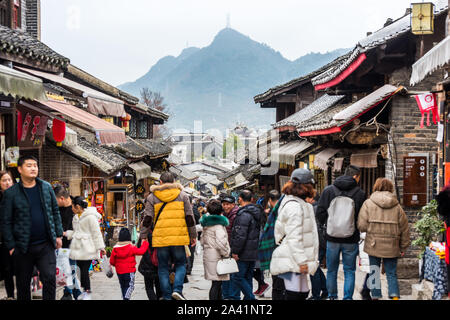 Einkaufsstraße in der Alten Stadt Qingyan, einer der Top 4 berühmten alten Städten und beliebten destinaton in der Provinz Guizhou, China. Das alte zu Stockfoto