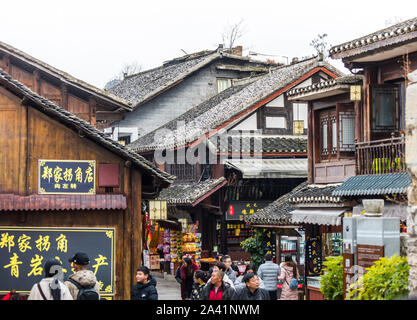 Einkaufsstraße in der Alten Stadt Qingyan, einer der Top 4 berühmten alten Städten und beliebten destinaton in der Provinz Guizhou, China. Das alte zu Stockfoto