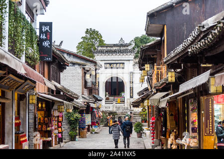 Einkaufsstraße in der Alten Stadt Qingyan, einer der Top 4 berühmten alten Städten und beliebten destinaton in der Provinz Guizhou, China. Das alte zu Stockfoto