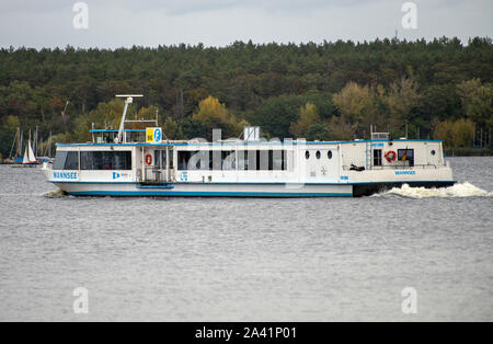 Berlin, Deutschland. 09 Okt, 2019. Ein BVG-Fähre überquert den Wannsee. Credit: Monika Skolimowska/dpa-Zentralbild/ZB/dpa/Alamy leben Nachrichten Stockfoto