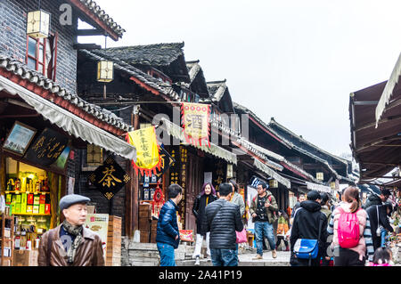 Einkaufsstraße in der Alten Stadt Qingyan, einer der Top 4 berühmten alten Städten und beliebten destinaton in der Provinz Guizhou, China. Das alte zu Stockfoto