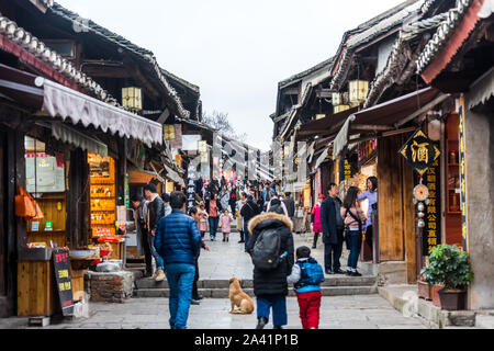 Einkaufsstraße in der Alten Stadt Qingyan, einer der Top 4 berühmten alten Städten und beliebten destinaton in der Provinz Guizhou, China. Das alte zu Stockfoto