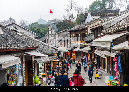 Einkaufsstraße in der Alten Stadt Qingyan, einer der Top 4 berühmten alten Städten und beliebten destinaton in der Provinz Guizhou, China. Das alte zu Stockfoto