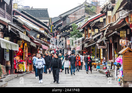 Einkaufsstraße in der Alten Stadt Qingyan, einer der Top 4 berühmten alten Städten und beliebten destinaton in der Provinz Guizhou, China. Das alte zu Stockfoto