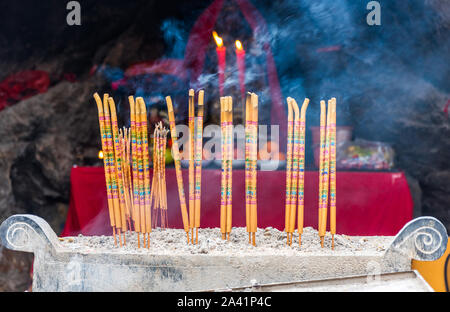 Räucherstäbchen und Anbetung der Götter in den buddhistischen Tempel in Qingyan Alte Stadt, Provinz Guizhou, China. Die Altstadt ist eine sehr berühmte Altstadt Stockfoto